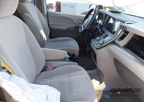 2017 Toyota Sienna Le 8 Passenger z USA, uszkodzony, nr VIN 5TDKZ3DC6HS808088